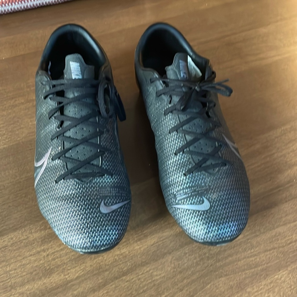 Men’s 8.5 Nike soccer cleats grey and black barely worn nike soccer cleats